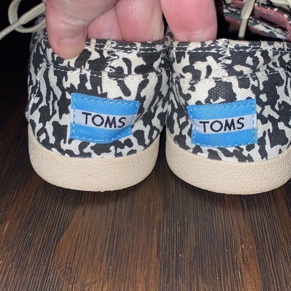 Toms cow print womens shoes - Picture 2 of 4